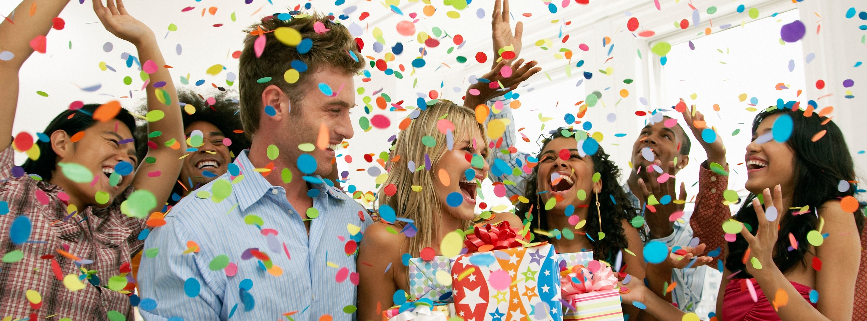 Организация фестиваля. День рождения вечеринка. Счастливые люди на празднике. День веселья и радости. Коллективный праздник.